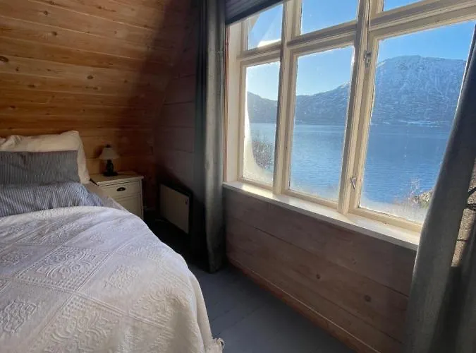 Secluded Home, With Private Semesterbostad Ålesund