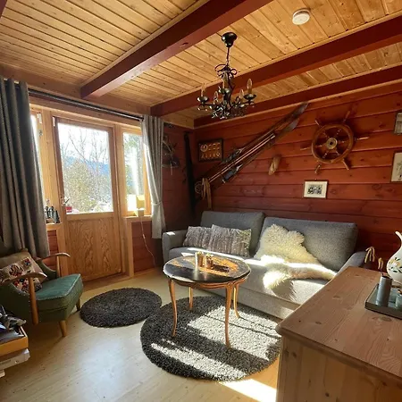 Secluded Home, With Private Feriehus Ålesund