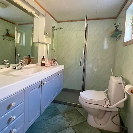 Secluded Home, With Private Feriehus Ålesund