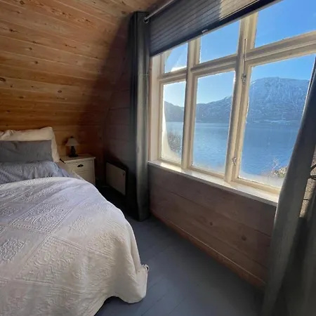 Secluded Home, With Private Feriehus Ålesund